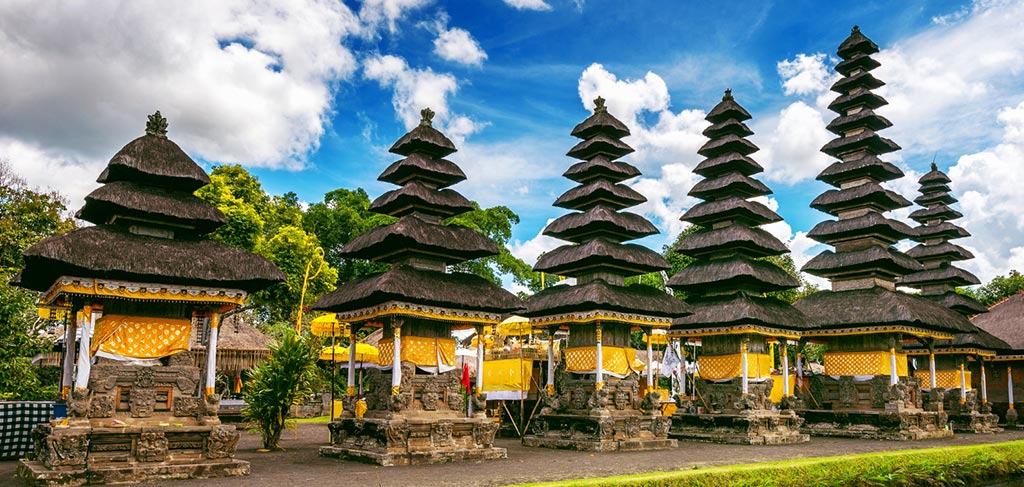 Ubud Bali jungle travel — rice terraces and morning mist